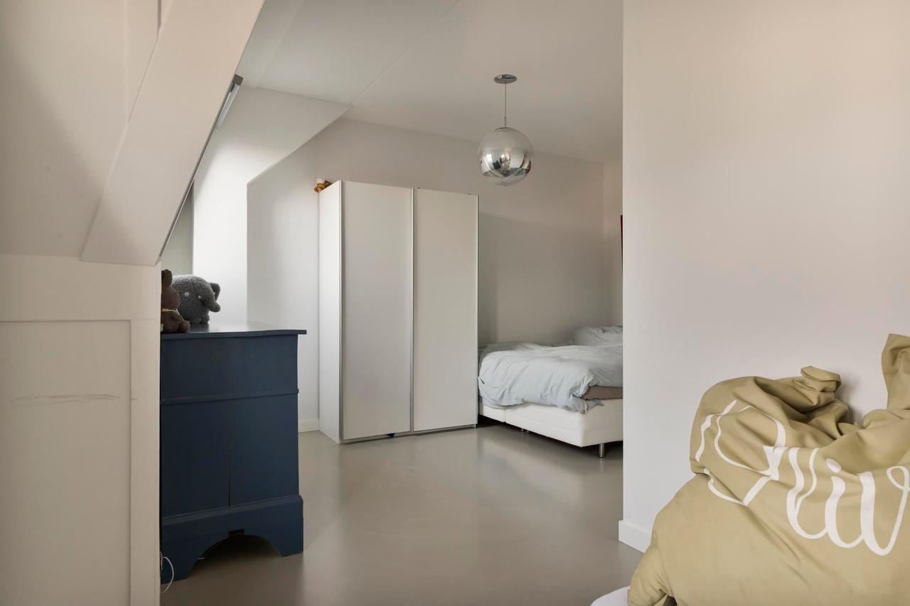 Furnished house with garden and garage - Image 14