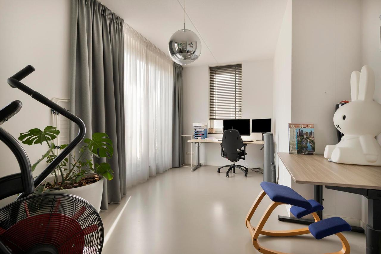 Furnished house with garden and garage - Image 18