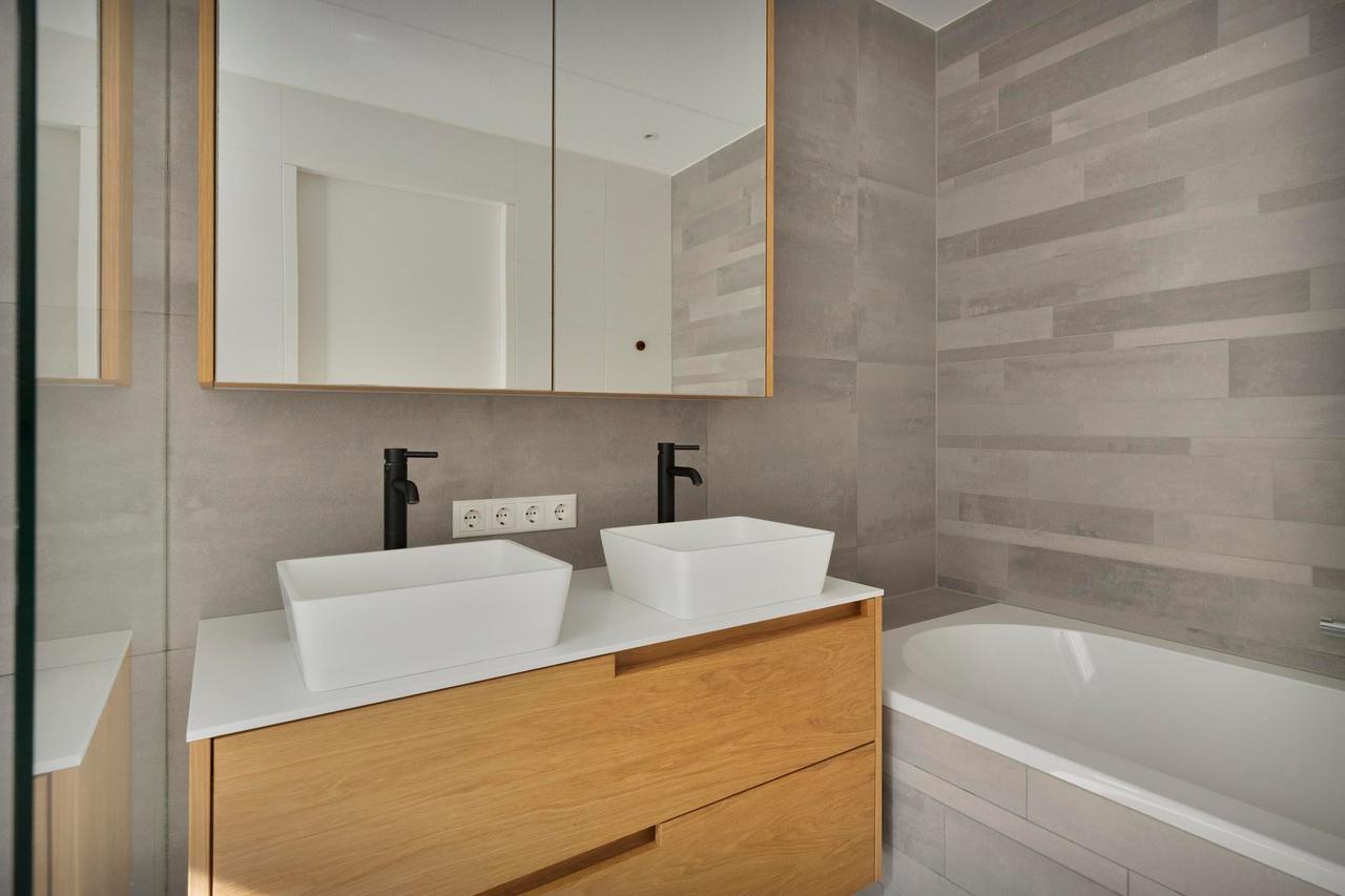 Furnished house with garden and garage - Image 21