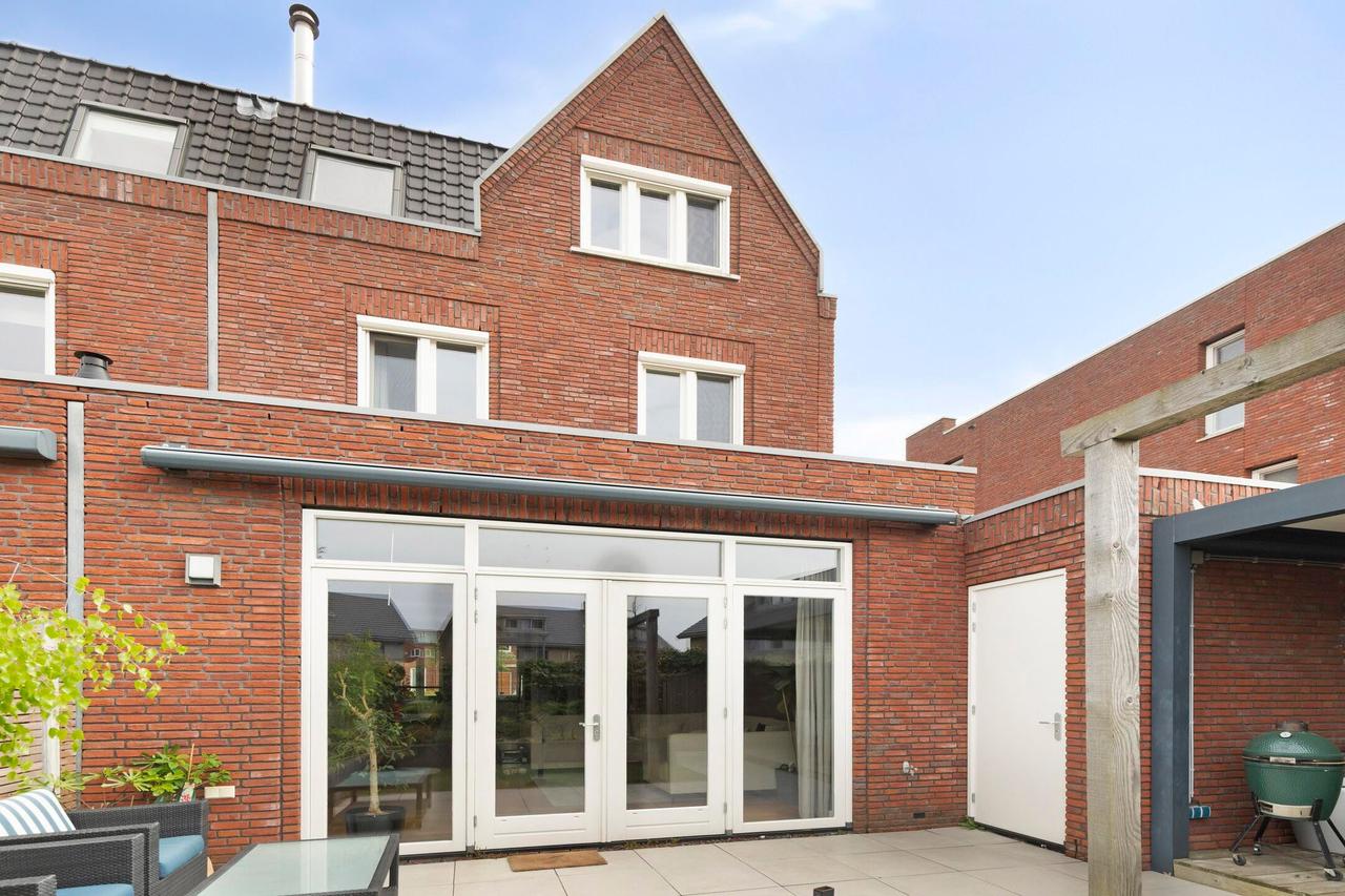 Furnished house with garden and garage - Image 24