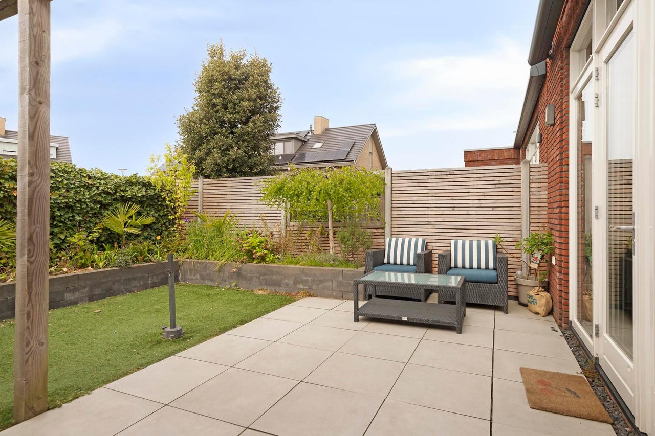 Furnished house with garden and garage - Image 25