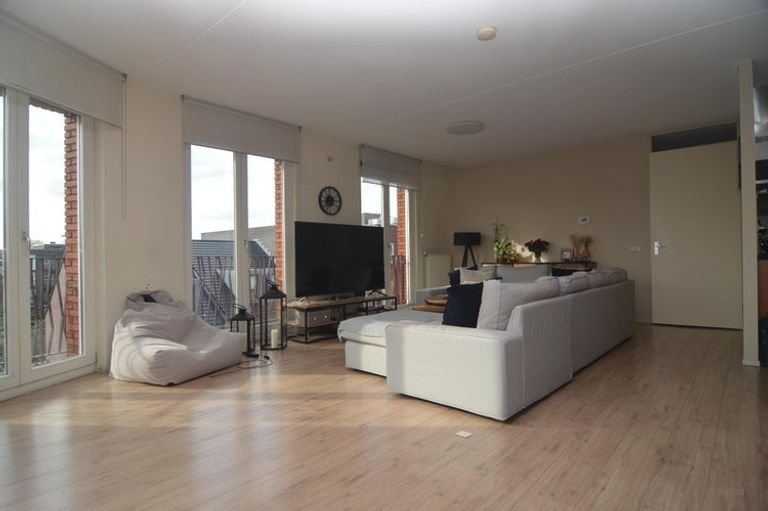 Apartment with parking space and scenic views - Image 4