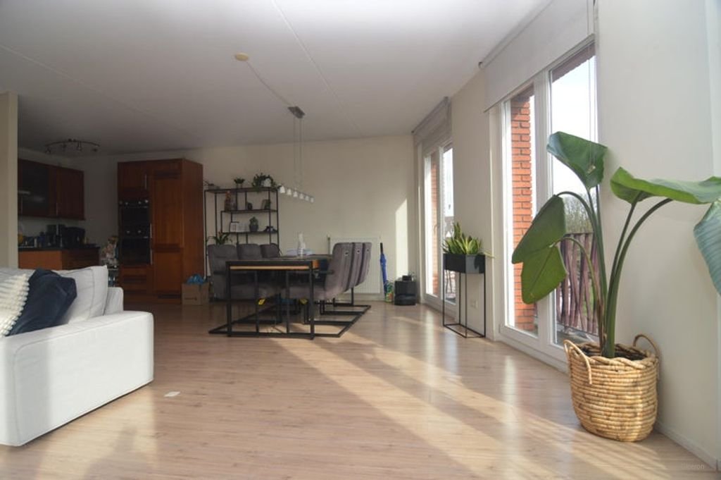 Apartment with parking space and scenic views - Image 2