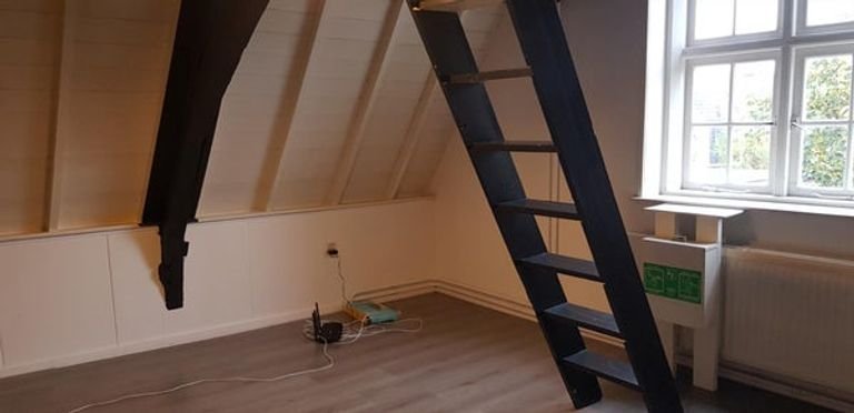 Room with sleeping loft and private kitchen in the heart of the city - Image 4