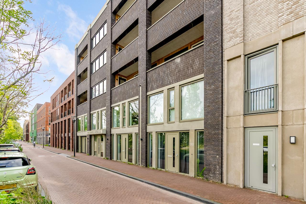 Bright 2-bedroom apartment with balcony - Image 2