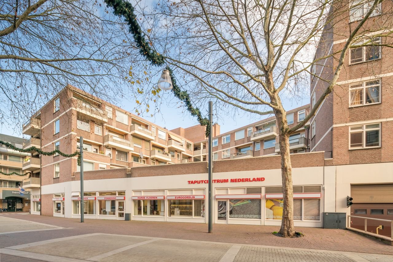 Three-room apartment with balcony and lift - Image 1