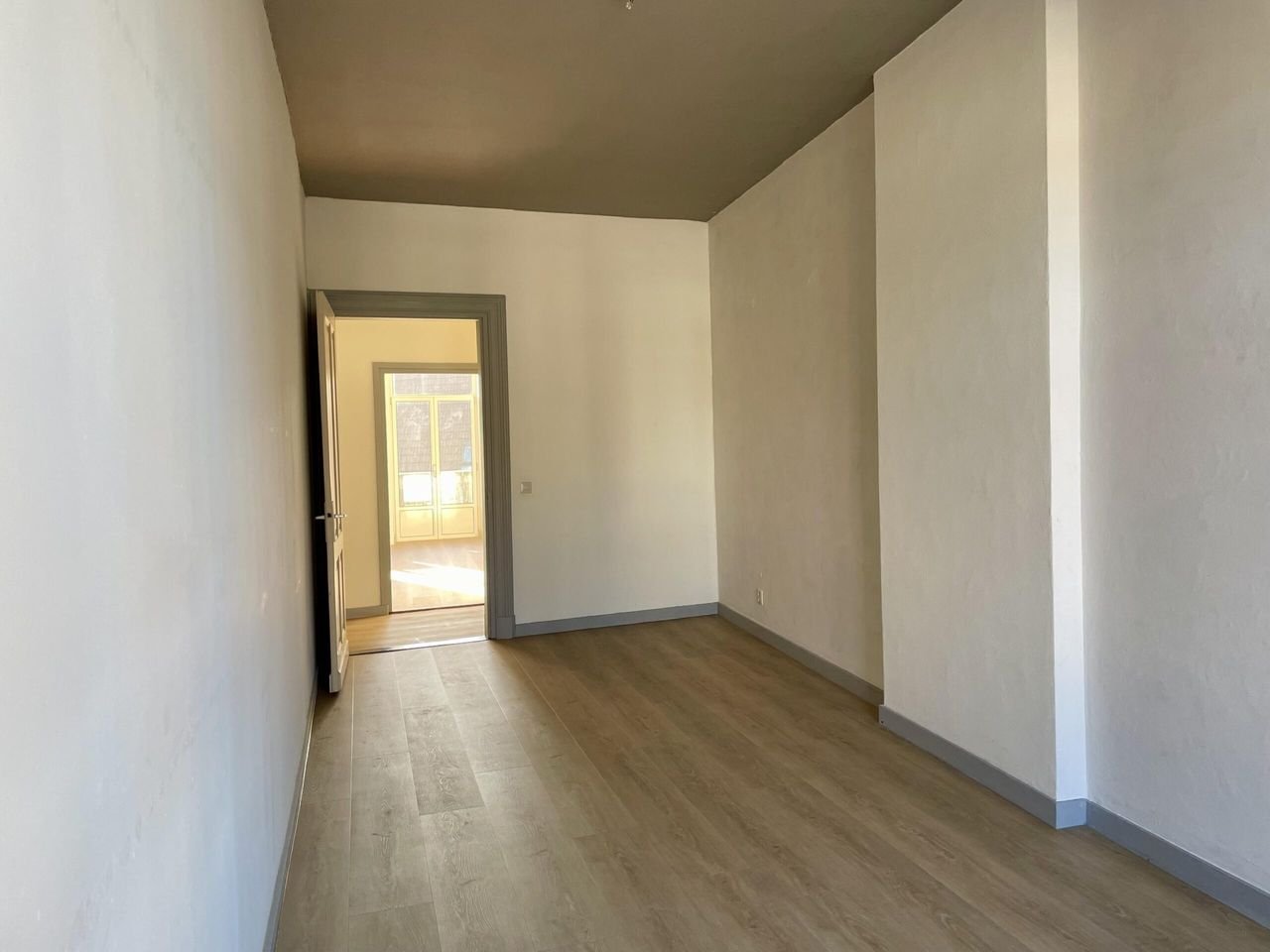 Characteristic living on the Parade - Image 9