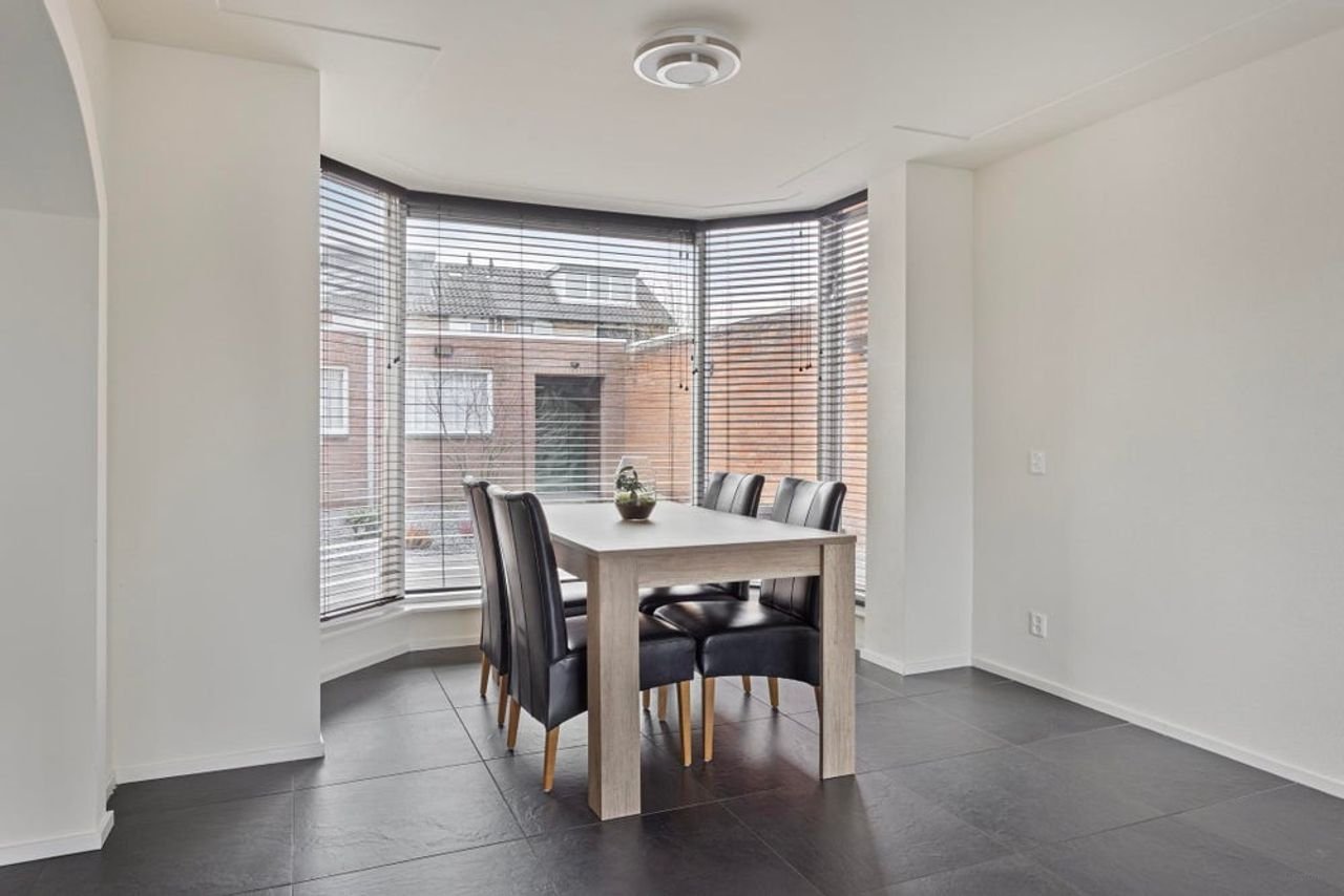 Furnished four-bedroom house with south-facing garden - Image 7