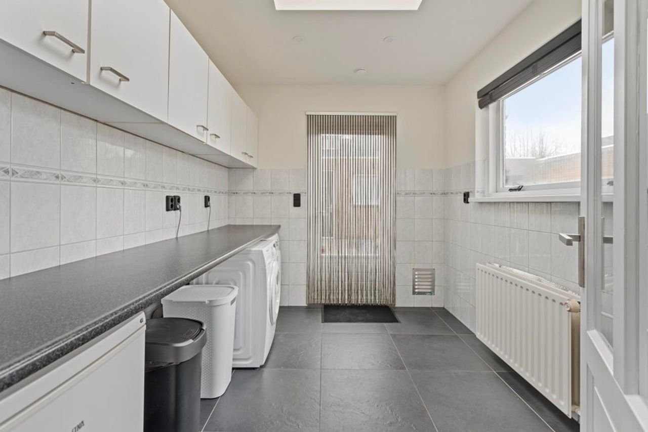 Furnished four-bedroom house with south-facing garden - Image 11