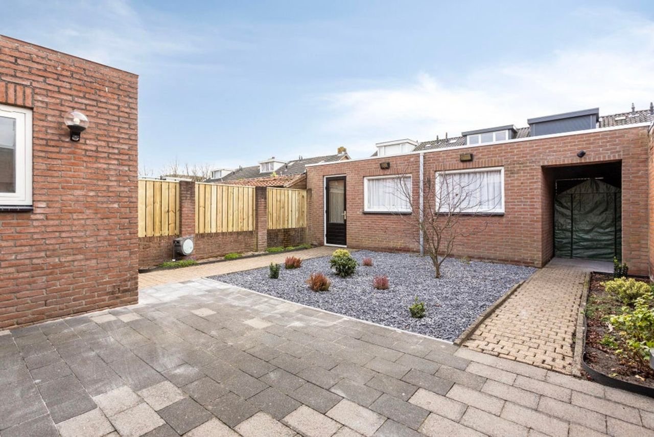 Furnished four-bedroom house with south-facing garden - Image 26