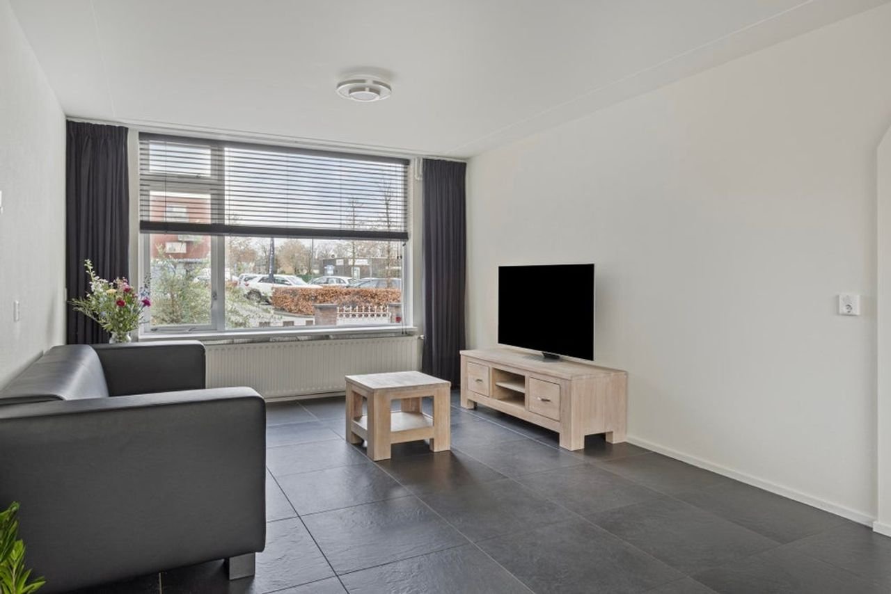 Furnished four-bedroom house with south-facing garden - Image 8