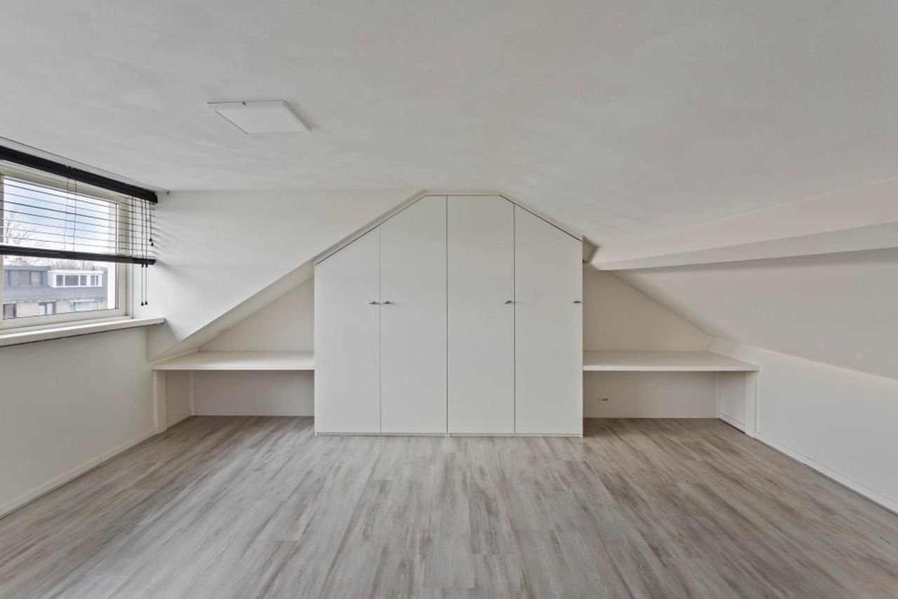 Furnished four-bedroom house with south-facing garden - Image 21