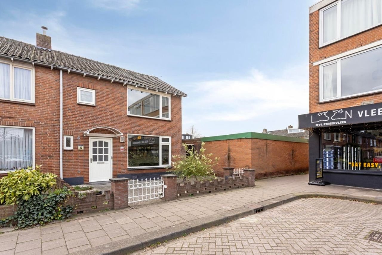 Furnished four-bedroom house with south-facing garden - Image 3