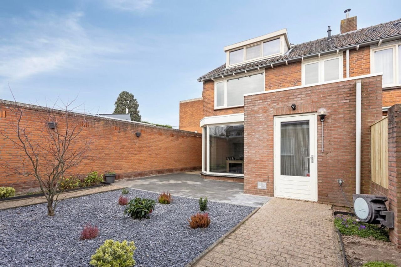 Furnished four-bedroom house with south-facing garden - Image 24