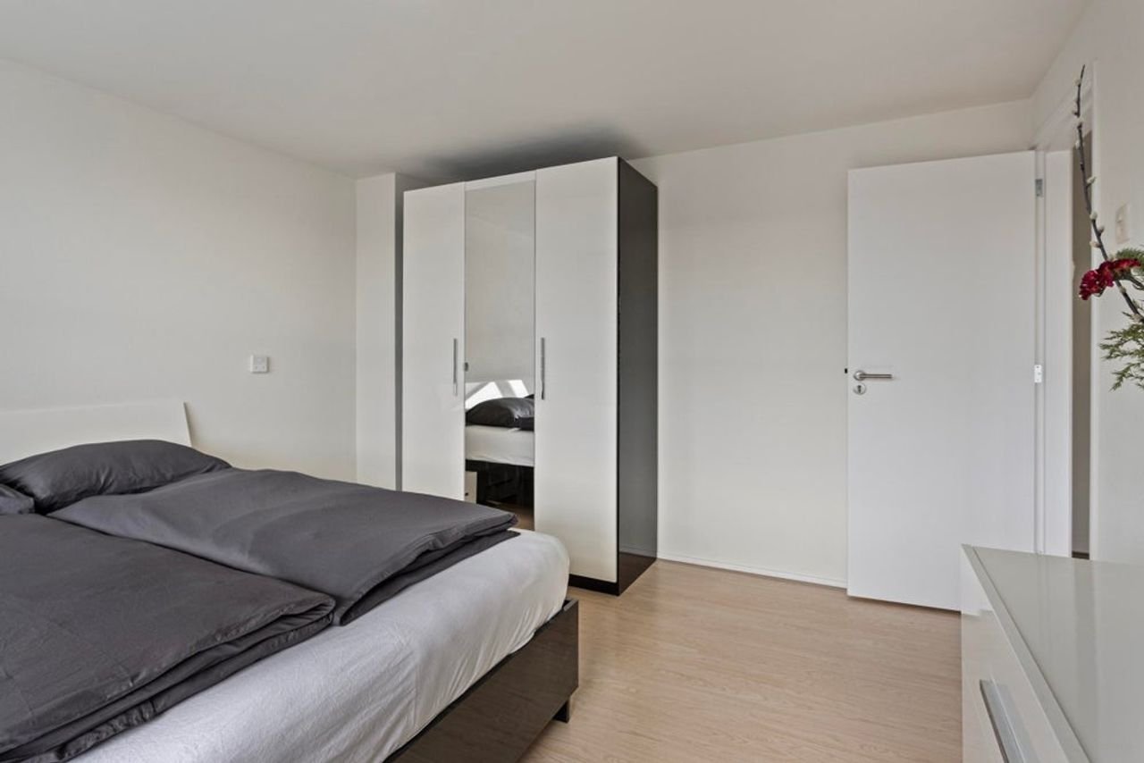 Furnished four-bedroom house with south-facing garden - Image 14