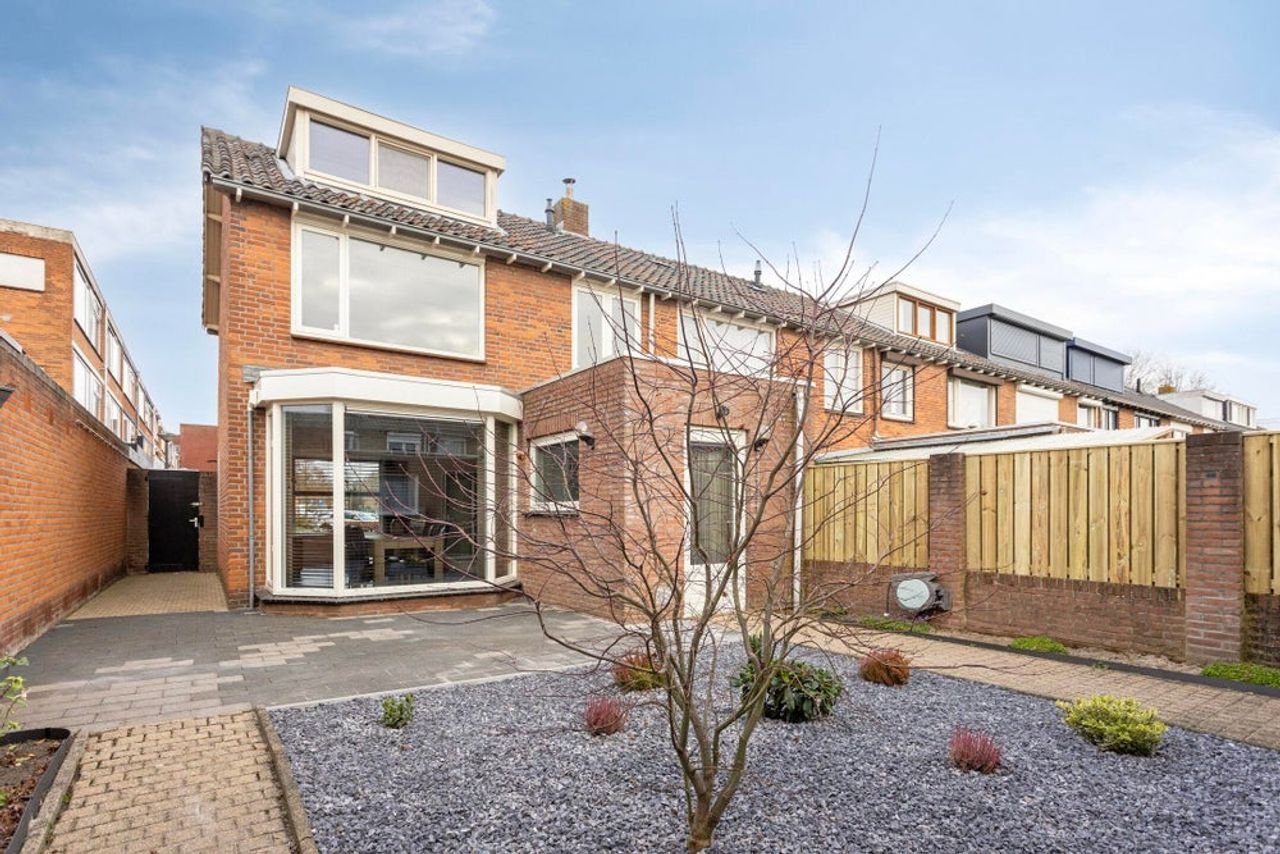 Furnished four-bedroom house with south-facing garden - Image 25