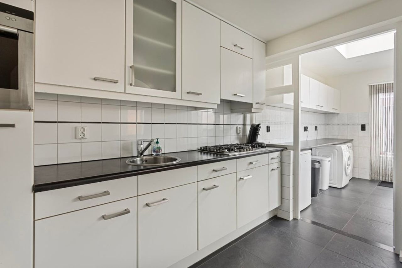 Furnished four-bedroom house with south-facing garden - Image 10