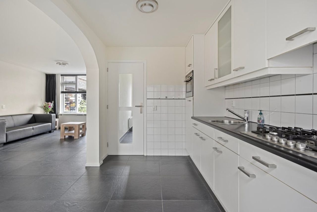 Furnished four-bedroom house with south-facing garden - Image 9