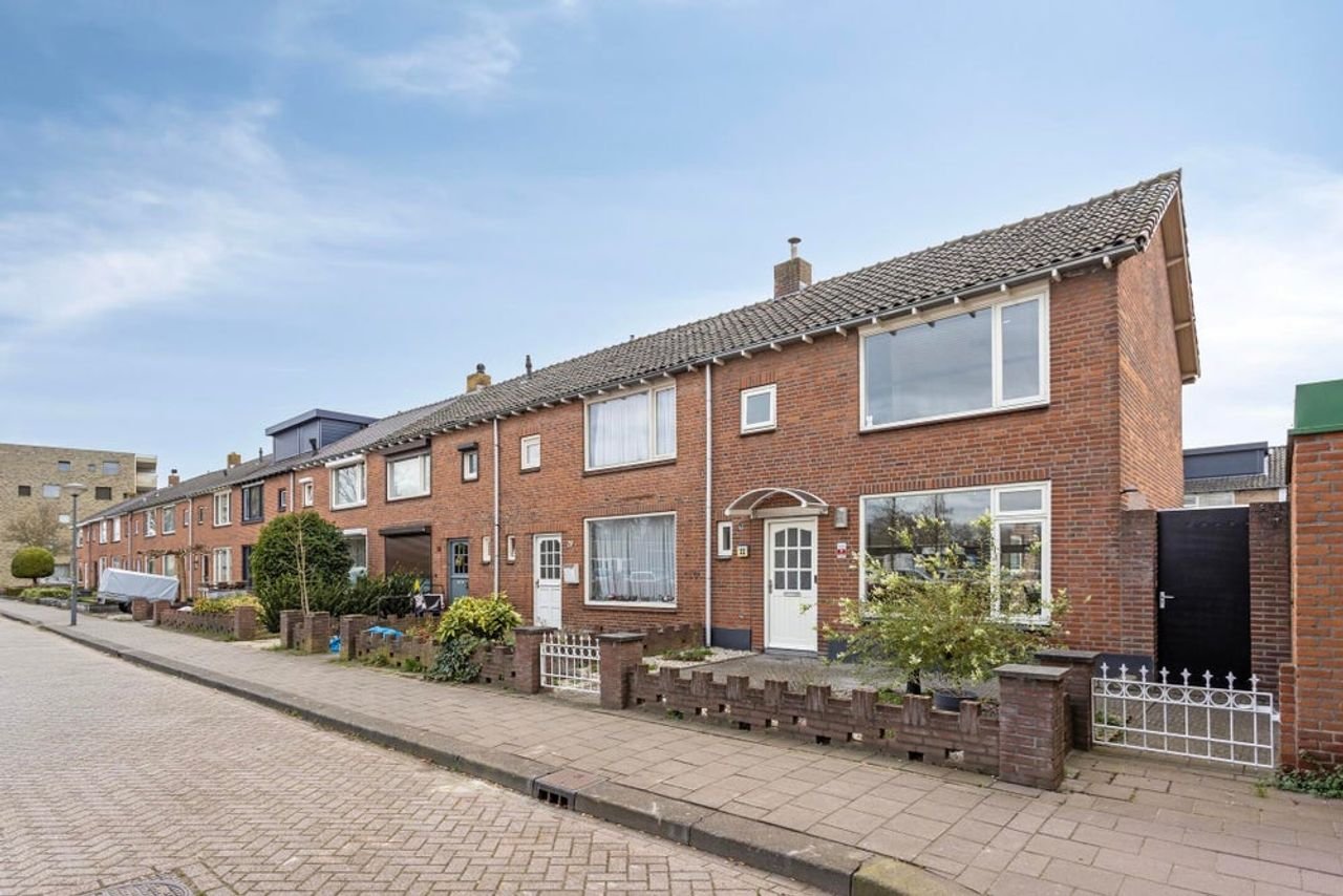 Furnished four-bedroom house with south-facing garden - Image 2