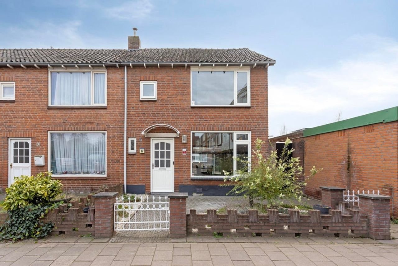 Furnished four-bedroom house with south-facing garden - Image 1