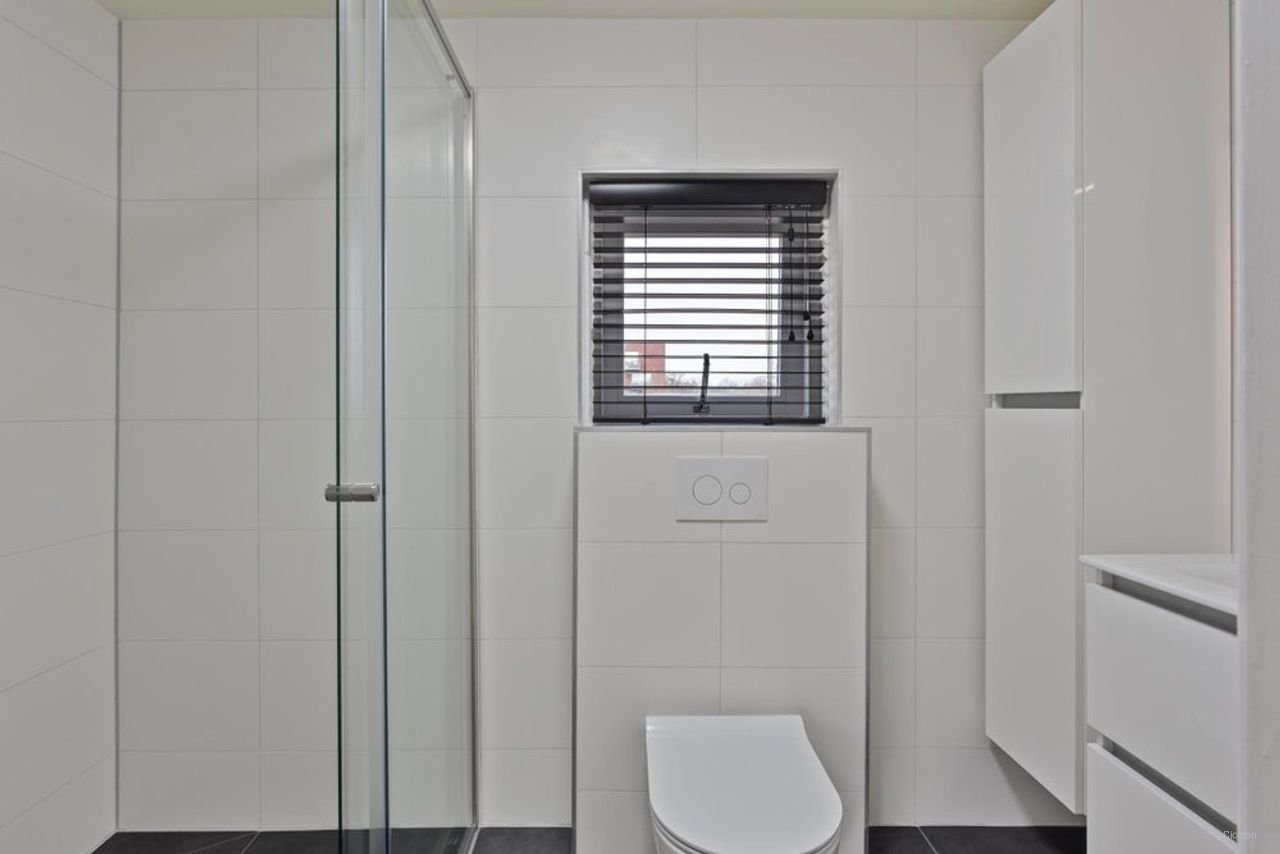 Furnished four-bedroom house with south-facing garden - Image 15