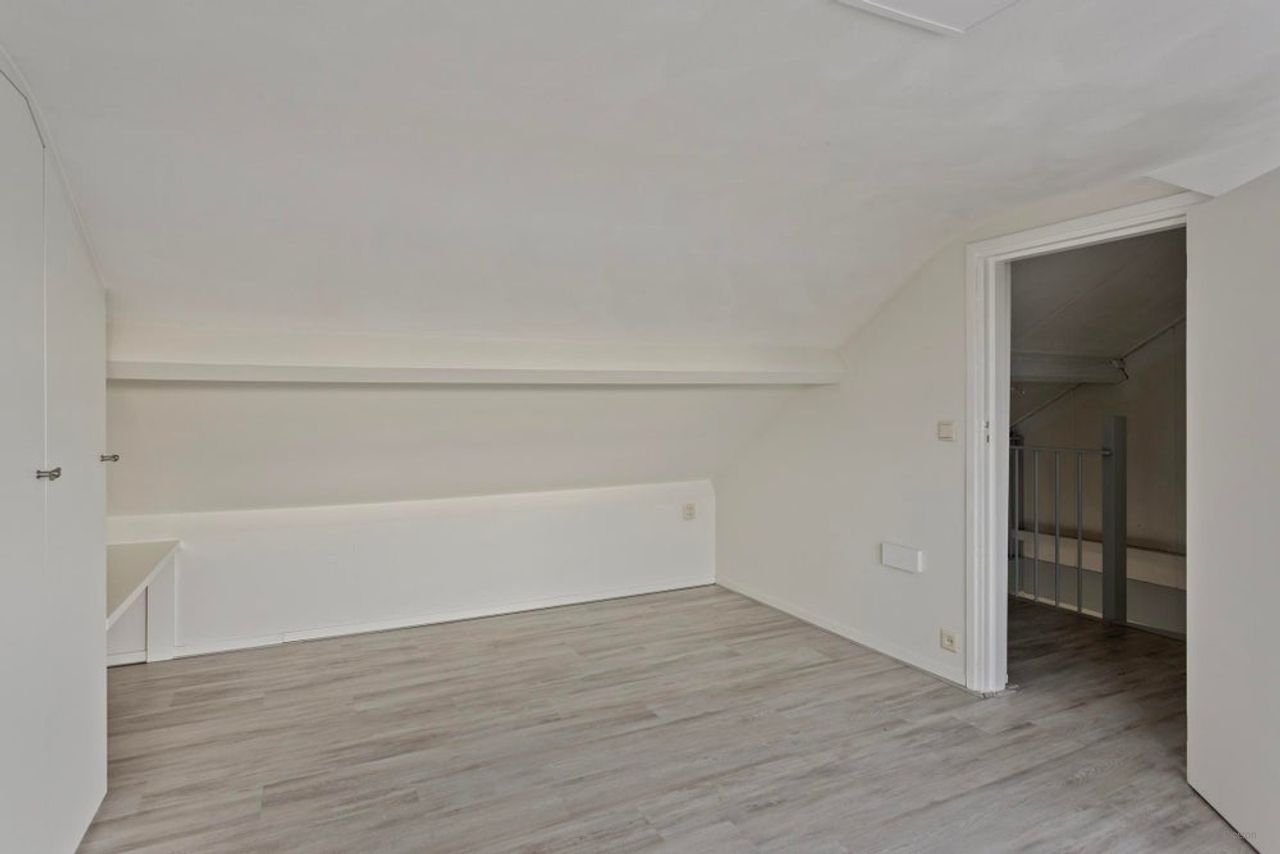 Furnished four-bedroom house with south-facing garden - Image 22