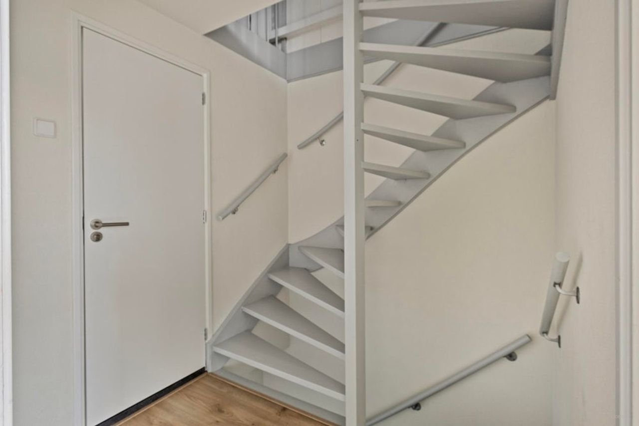 Furnished four-bedroom house with south-facing garden - Image 12