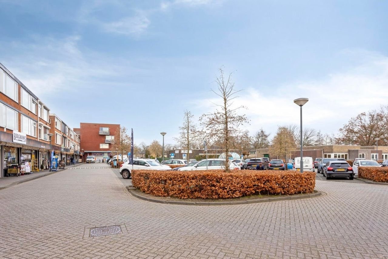 Furnished four-bedroom house with south-facing garden - Image 28