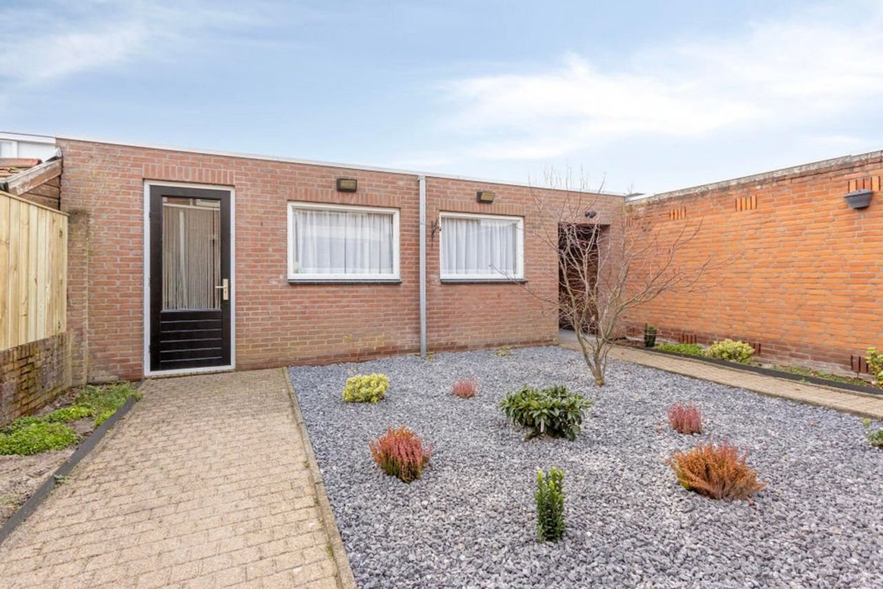 Furnished four-bedroom house with south-facing garden - Image 23