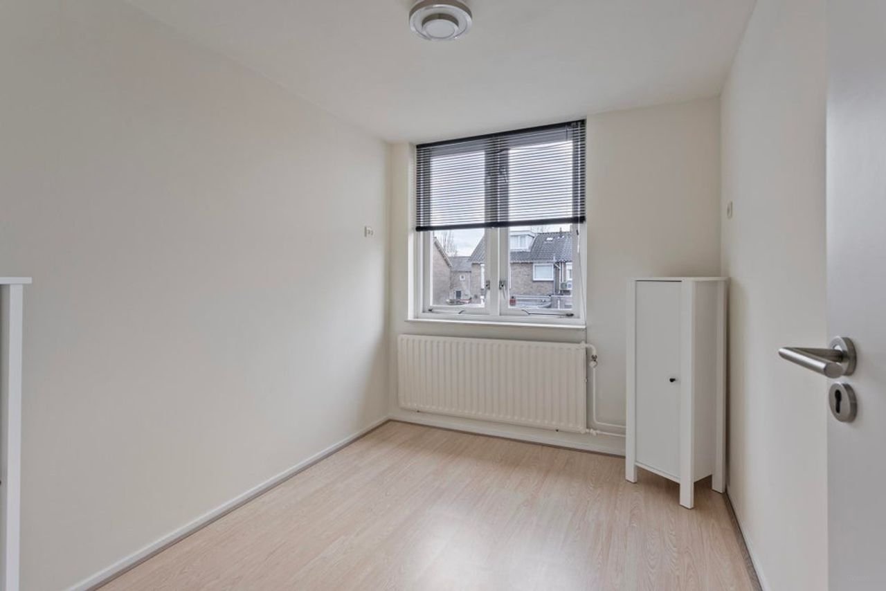 Furnished four-bedroom house with south-facing garden - Image 19