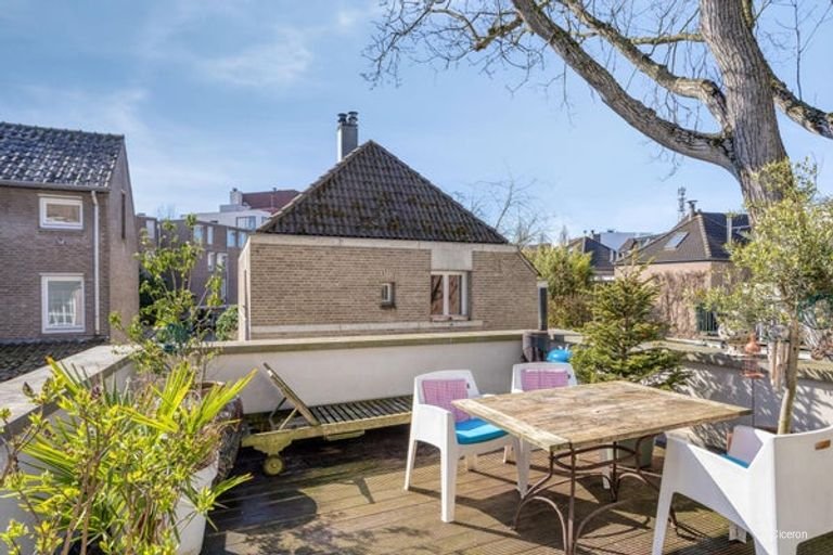 Furnished upper-floor apartment with roof terrace - Image 7