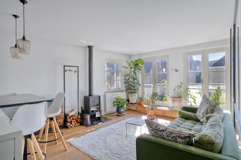 Furnished upper-floor apartment with roof terrace - Image 2