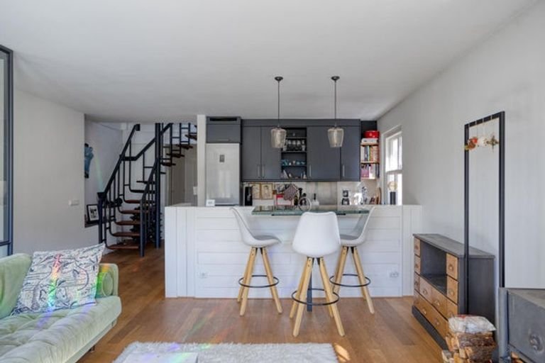 Furnished upper-floor apartment with roof terrace - Image 4