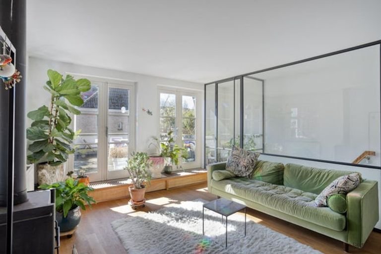 Furnished upper-floor apartment with roof terrace - Image 3