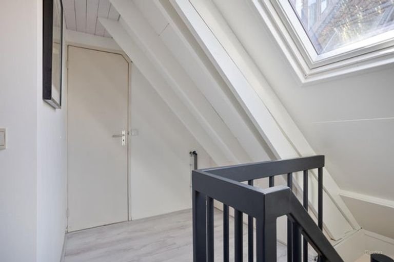 Furnished upper-floor apartment with roof terrace - Image 19