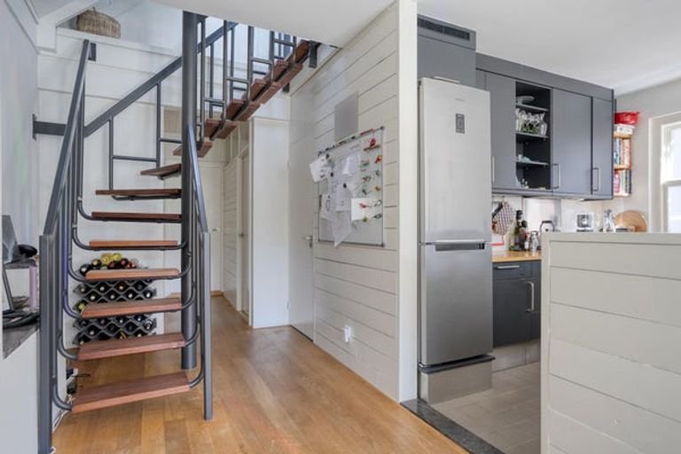 Furnished upper-floor apartment with roof terrace - Image 14