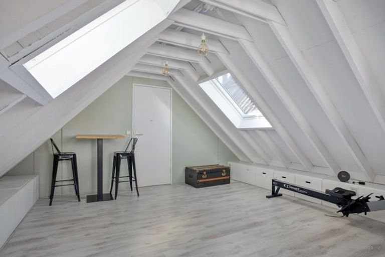 Furnished upper-floor apartment with roof terrace - Image 26