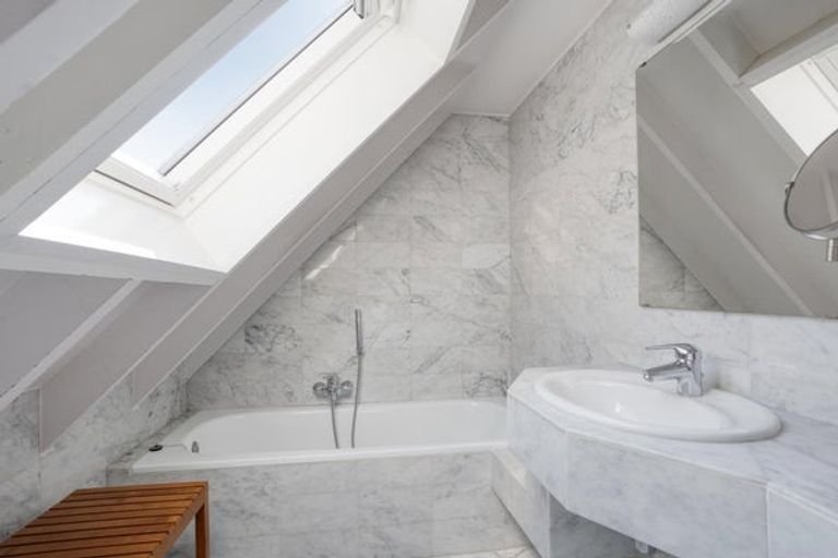 Furnished upper-floor apartment with roof terrace - Image 22