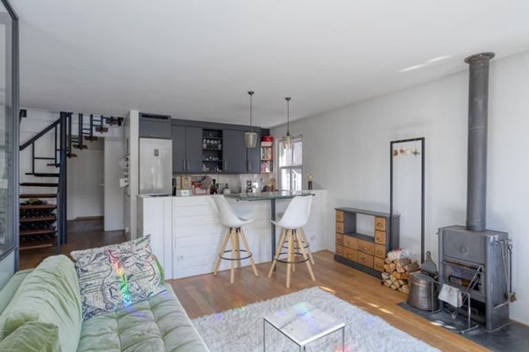 Furnished upper-floor apartment with roof terrace - Image 9