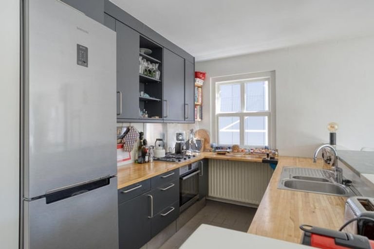 Furnished upper-floor apartment with roof terrace - Image 11