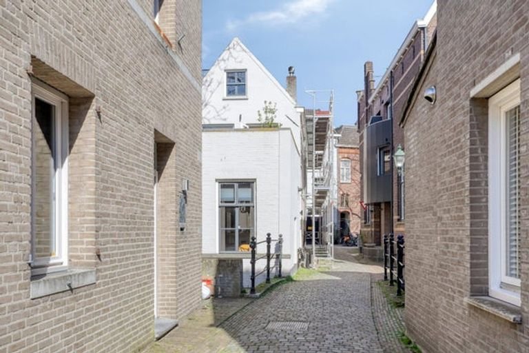 Furnished upper-floor apartment with roof terrace - Image 27