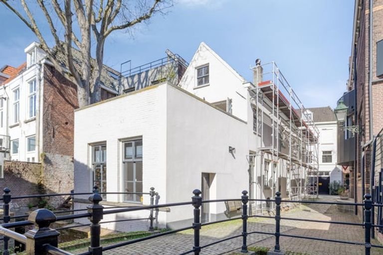 Furnished upper-floor apartment with roof terrace - Image 28