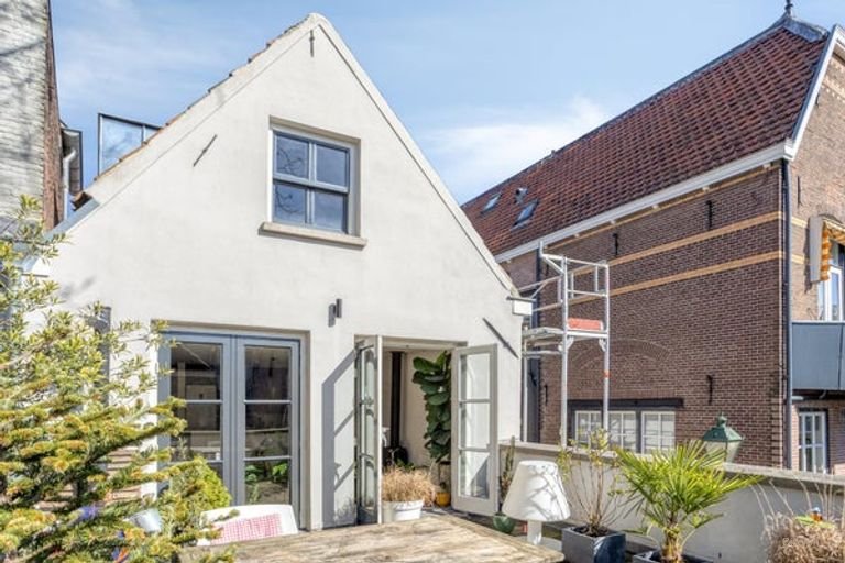 Furnished upper-floor apartment with roof terrace - Image 6