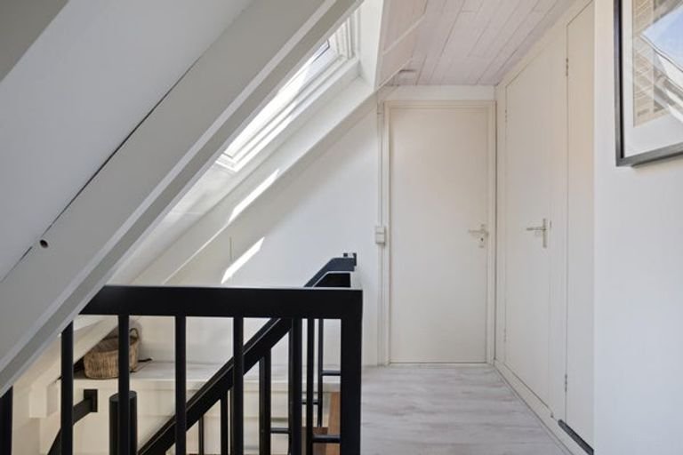 Furnished upper-floor apartment with roof terrace - Image 18