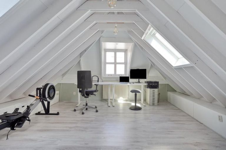 Furnished upper-floor apartment with roof terrace - Image 24