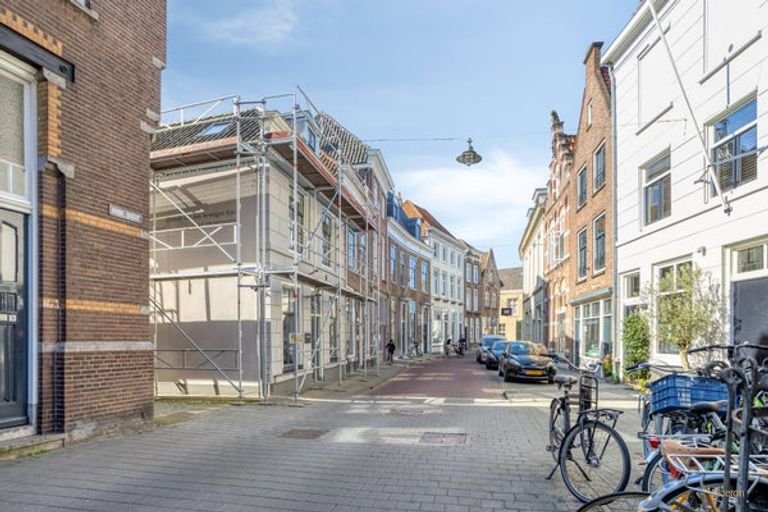 Furnished upper-floor apartment with roof terrace - Image 29