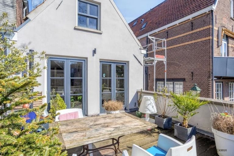 Furnished upper-floor apartment with roof terrace - Image 8