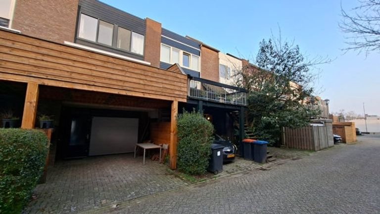 Ground-floor studio with large covered terrace - Image 2