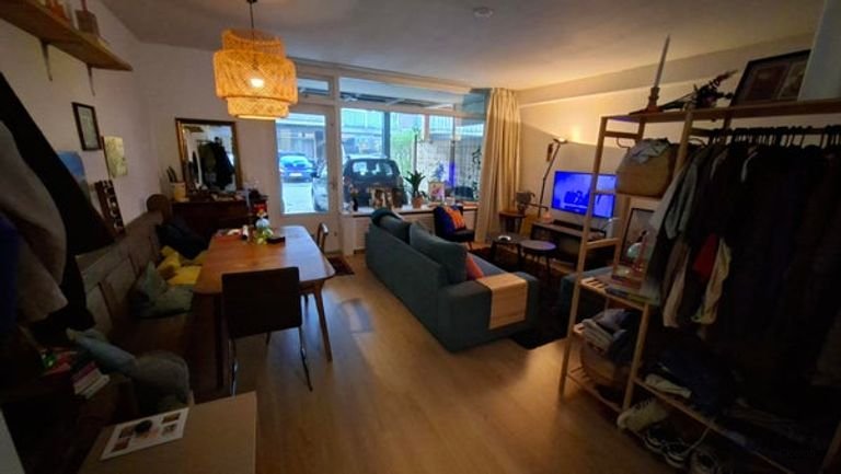 Ground-floor studio with large covered terrace - Image 9