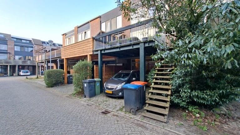 Ground-floor studio with large covered terrace - Image 1